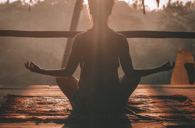 Pessoa meditando em ambiente tranquilo